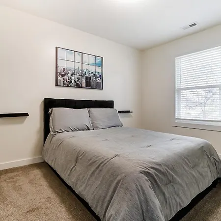 Holiday home Chic Stunner In Uptown King W Hot Tub! Charlotte