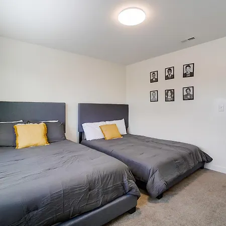 Holiday home Chic Stunner In Uptown King W Hot Tub! Charlotte