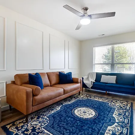 Holiday home Chic Stunner In Uptown King W Hot Tub! *