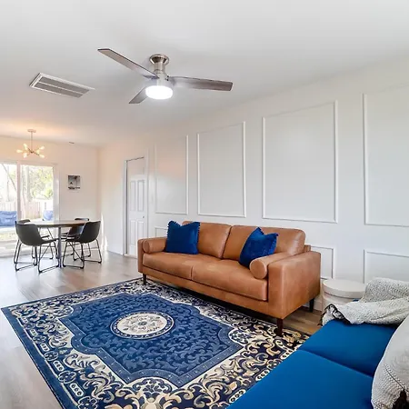 Holiday home Chic Stunner In Uptown King W Hot Tub! *