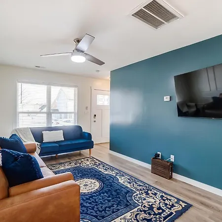 Chic Stunner In Uptown King W Hot Tub! Holiday home *