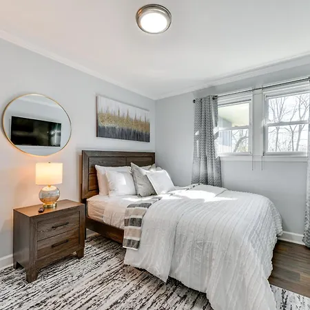 Holiday home Newly Updated ~ 3 Mi To Downtown Charlotte!