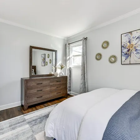 Holiday home Newly Updated ~ 3 Mi To Downtown Charlotte!
