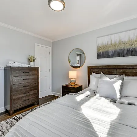 Newly Updated ~ 3 Mi To Downtown Charlotte! Holiday home