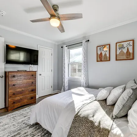 Holiday home Newly Updated ~ 3 Mi To Downtown Charlotte! Charlotte