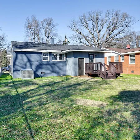 Newly Updated ~ 3 Mi To Downtown Charlotte! Holiday home