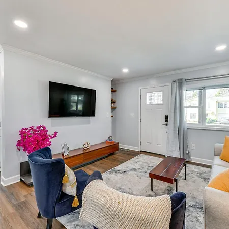 Holiday home Newly Updated ~ 3 Mi To Downtown Charlotte!