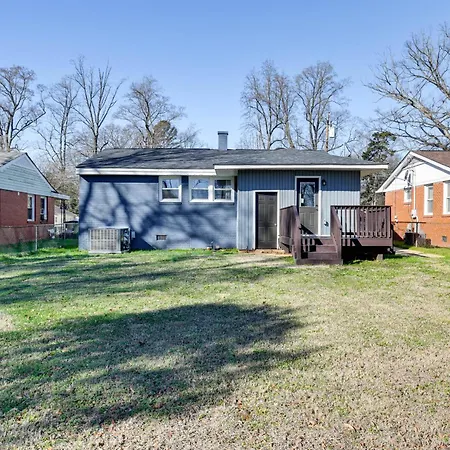 Newly Updated ~ 3 Mi To Downtown Charlotte! Holiday home