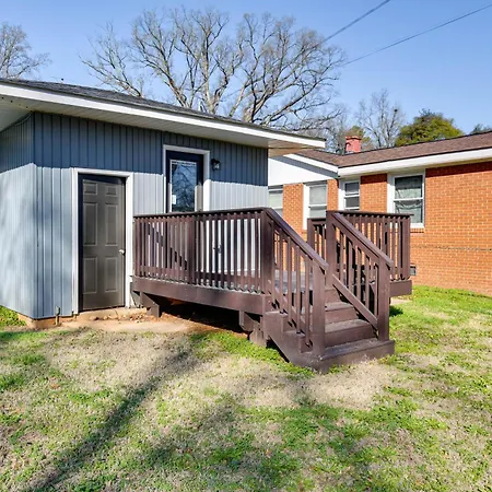 Newly Updated ~ 3 Mi To Downtown Charlotte! Holiday home Charlotte
