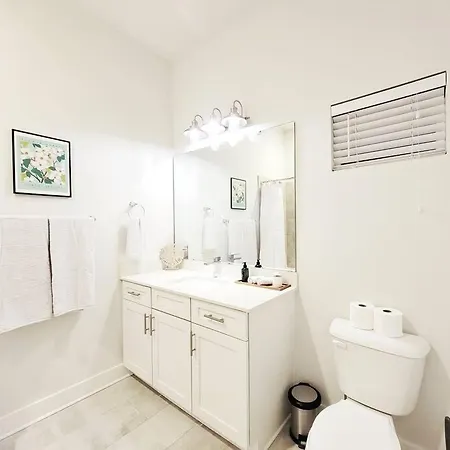 Apartment New Stylish Getaway- 5 Mil To Uptown/3 Smart Tvs!