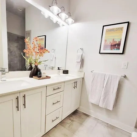 New Stylish Getaway- 5 Mil To Uptown/3 Smart Tvs! *