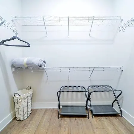 New Stylish Getaway- 5 Mil To Uptown/3 Smart Tvs!