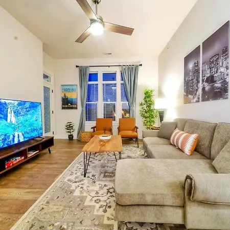 Apartment New Stylish Getaway- 5 Mil To Uptown/3 Smart Tvs! *