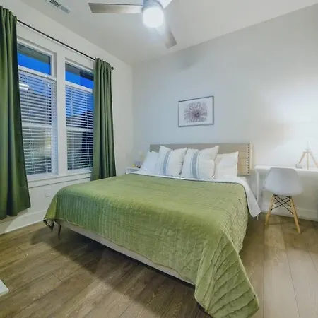 New Stylish Getaway- 5 Mil To Uptown/3 Smart Tvs! *