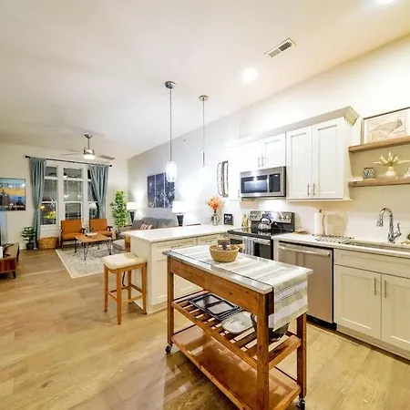 New Stylish Getaway- 5 Mil To Uptown/3 Smart Tvs!