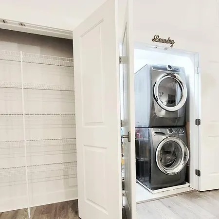 New Stylish Getaway- 5 Mil To Uptown/3 Smart Tvs!