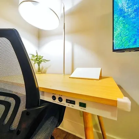 New Stylish Getaway- 5 Mil To Uptown/3 Smart Tvs! Apartment