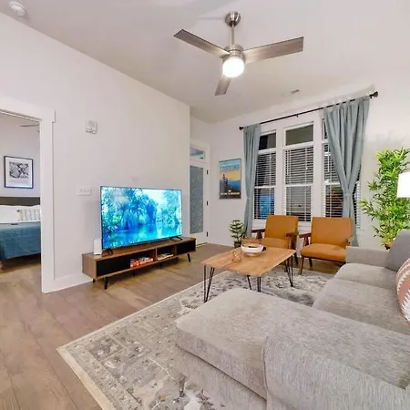 Apartment New Stylish Getaway- 5 Mil To Uptown/3 Smart Tvs!