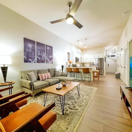 New Stylish Getaway- 5 Mil To Uptown/3 Smart Tvs! Apartment Charlotte