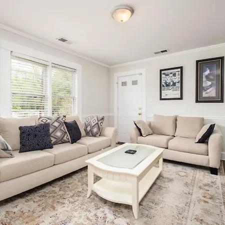 Walking Distance To Restaurants Bars And Breweries Holiday home
