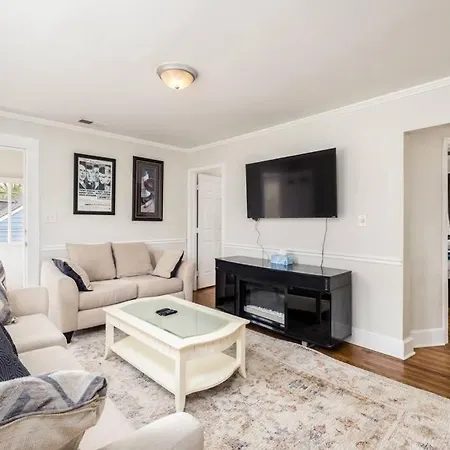 Walking Distance To Restaurants Bars And Breweries Holiday home