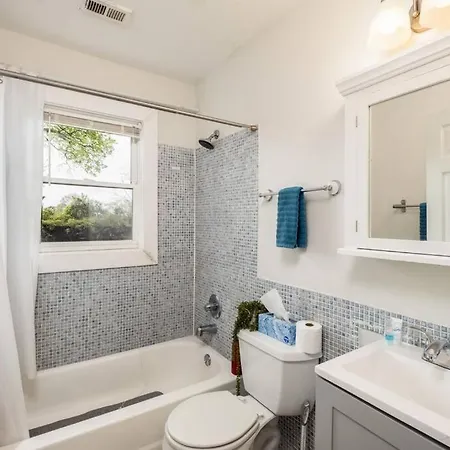 Walking Distance To Restaurants Bars And Breweries Holiday home