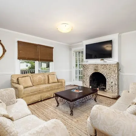 Walking Distance To Restaurants Bars And Breweries Holiday home