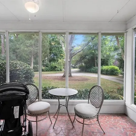 Cozy W/ Pool + Baby Gear In Prime Area