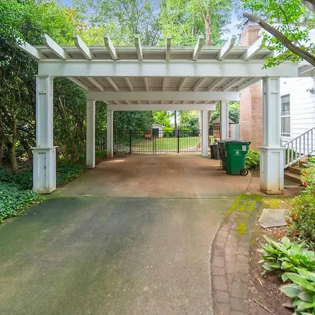 Cozy W/ Pool + Baby Gear In Prime Area Holiday home Charlotte