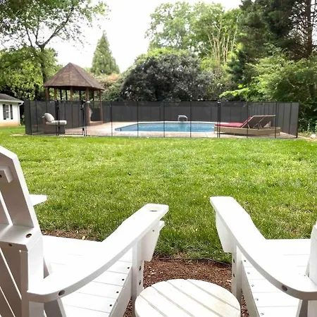 Cozy W/ Pool + Baby Gear In Prime Area Holiday home