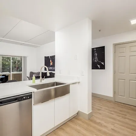 Kobe's Crib- 3br Luxe Charlotte