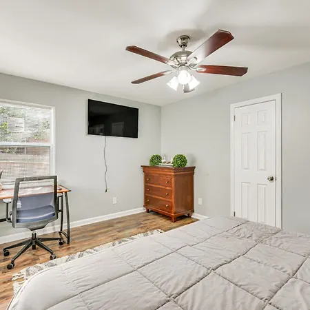 Holiday home Updated W/ Yard ~ 3 Mi To Uptown! Charlotte