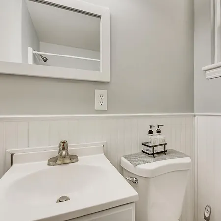Holiday home Updated W/ Yard ~ 3 Mi To Uptown! *