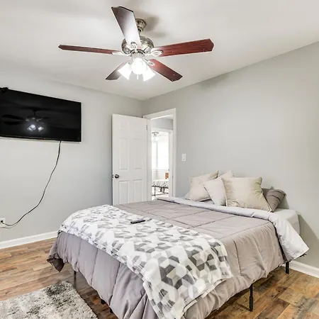 Holiday home Updated W/ Yard ~ 3 Mi To Uptown!