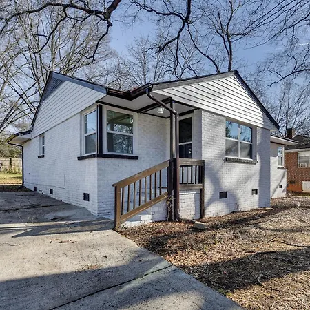 Updated W/ Yard ~ 3 Mi To Uptown! Holiday home Charlotte