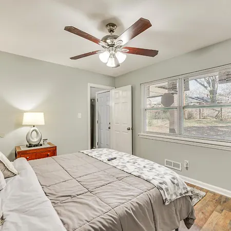 Holiday home Updated W/ Yard ~ 3 Mi To Uptown!
