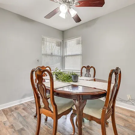 Updated W/ Yard ~ 3 Mi To Uptown! Holiday home *