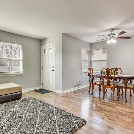 Holiday home Updated W/ Yard ~ 3 Mi To Uptown! *