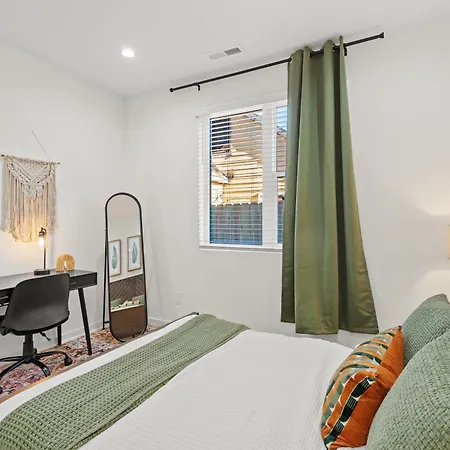 Stylish Modern 3br 3,5ba Townhouse In Apartment Charlotte