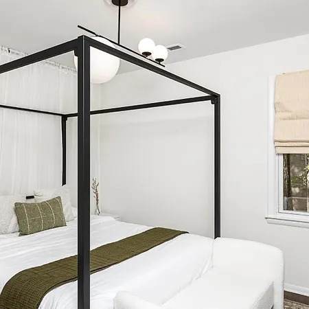 Lux Deco King Beds Near Uptown & Breweries *