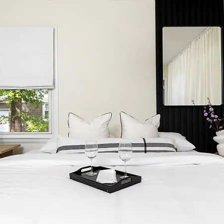 Lux Deco King Beds Near Uptown & Breweries