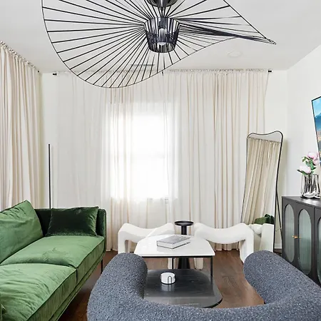 Lux Deco King Beds Near Uptown & Breweries