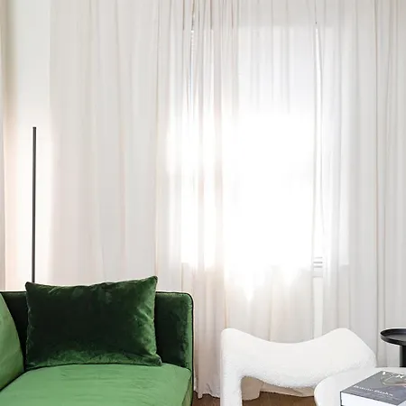 Lux Deco King Beds Near Uptown & Breweries Charlotte