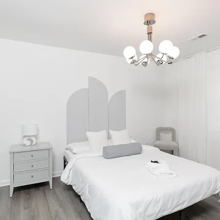 Large Modern King Beds Near Dwtn Patio Holiday home *