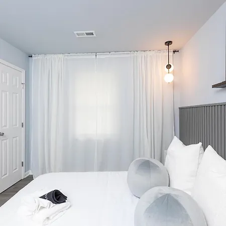 Holiday home Large Modern King Beds Near Dwtn Patio Charlotte