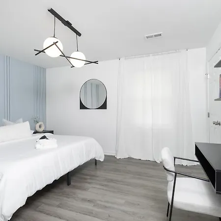 Large Modern King Beds Near Dwtn Patio Holiday home