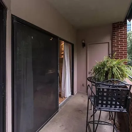 Middle Of Uptown Peaceful Living Apartment
