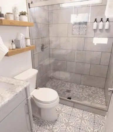 Vibrant 7 Mins From Uptown, King & Queen Bed - Queen Oasis