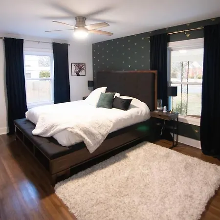 Vibrant 7 Mins From Uptown, King & Queen Bed - Queen Oasis Holiday home