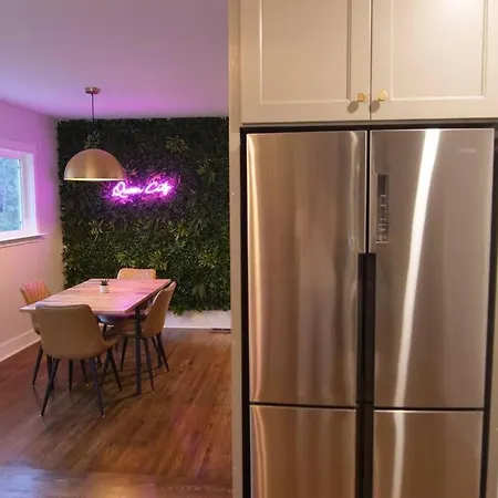 Vibrant 7 Mins From Uptown, King & Queen Bed - Queen Oasis